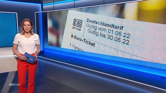 Jule Gölsdorf moderiert NDR Info © Screenshot 