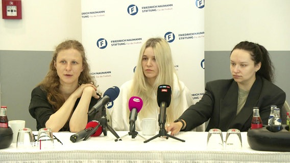 Die Aktivistinnen und Musikerinnen der russischen Band Pussy Riot. © Screenshot 