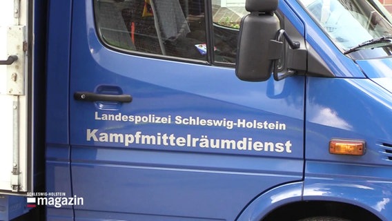 Ein blaues Fahrzeug mit der Aufschrift: Landespolizei Schleswig-Holstein - Kampfmittelräumdienst. © Screenshot 