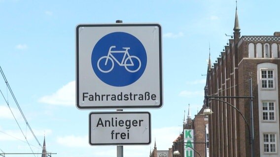 Ein Verkehrsschild zeigt das Piktogram eines Fahrrads, darunter die Aufschrift: "Fahrradstraße" © Screenshot 