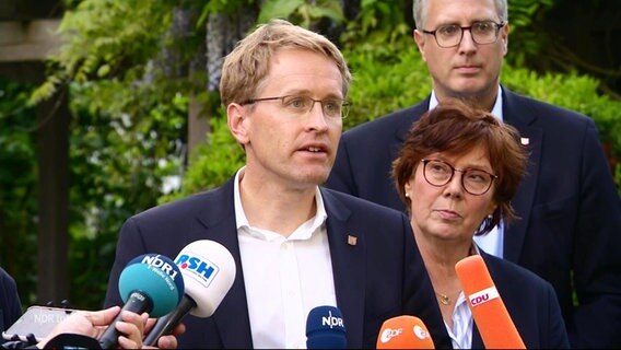 Daniel Günther (CDU), Ministerpräsident von Schleswig-Holstein vor Mikrofonen. © Screenshot 