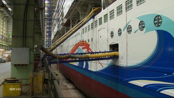 Ein Kreuzfahrtschiff in der Werft. © Screenshot 