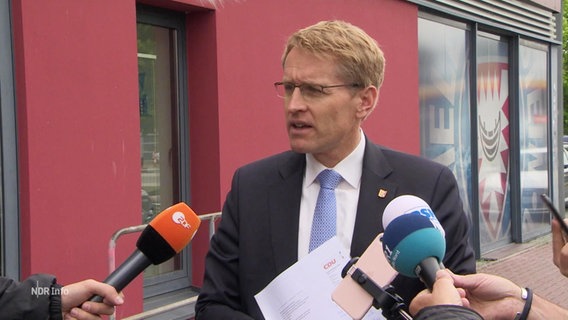 Daniel Günther spricht vor der Presse. Daniel Günther spricht vor der Presse. © Screenshot
