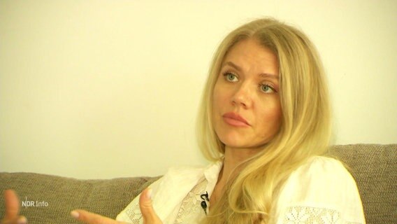 Die Ukrainerin Julia Onuchova gibt ein Interview. © Screenshot 