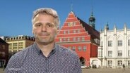 Expert Fabian Leenerzt from the Helmholtz Institute in Greifswald explains about monkeypox.  ©screenshot 