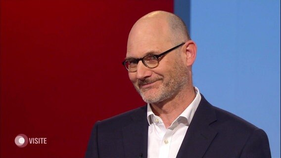Prof. Bernd Löwe vom UKE im Interview. © Screenshot 