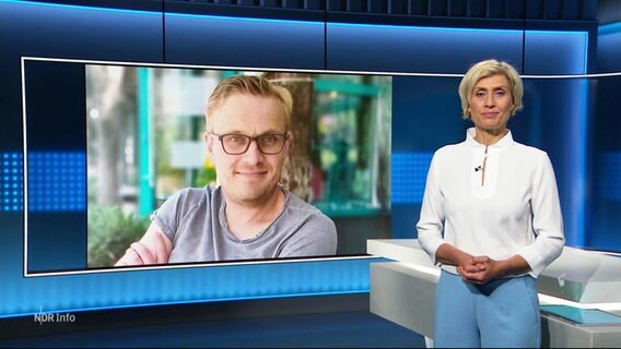 Susanne Stichler moderiert NDR Info am 24.05.2022 um 21:45 Uhr. © Screenshot 