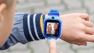 Ein Kind mit einer Smartwatch  