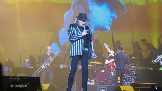 Udo Lindenberg bei einem Auftritt auf der Bühne. © Screenshot 