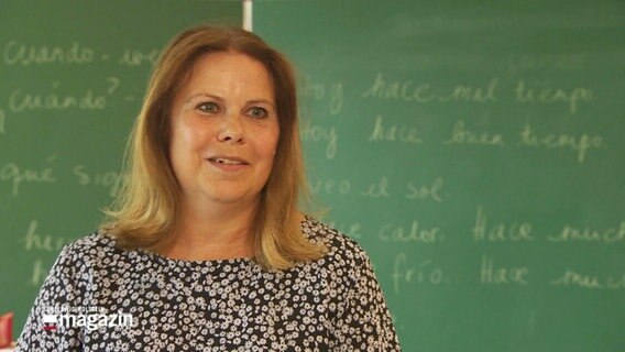 Lehrerin Kathrin Klischat vor einer Schultafel. © Screenshot 