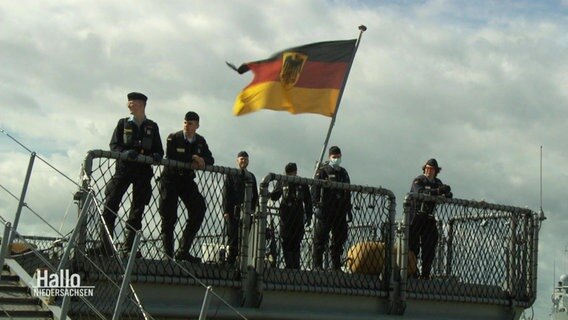 Marinesoldaten vor einer deutschen Bundesflagge © Screenshot 