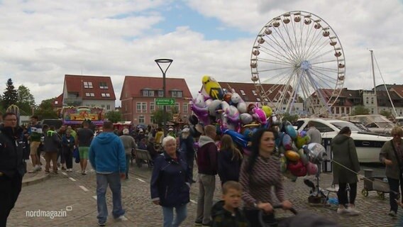 Menschen auf dem Müritz Sail Volksfest. © Screenshot 