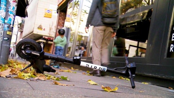 Ein E-Scooter liegt auf einem Fußweg. © Screenshot 