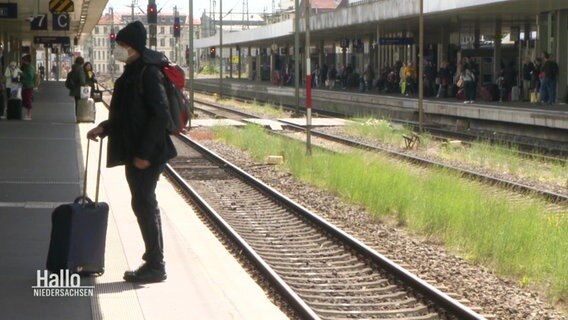 Ein Reisender an einem Bahnsteig © Screenshot 