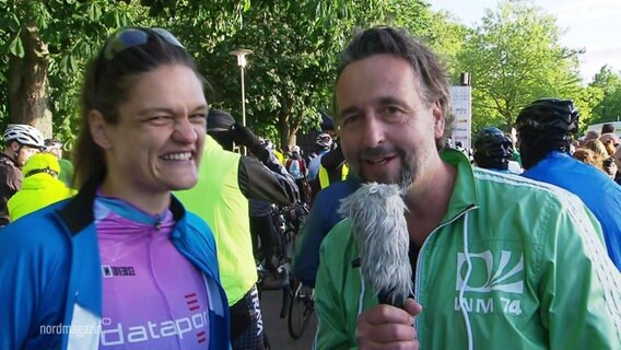 Stefan Weidig interviewt eine Teilnehmerin. © Screenshot 