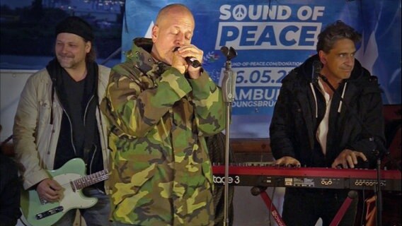 Lotto King Karl mit weiteren Musikern beim Sound of Peace Hamburg © Screenshot 
