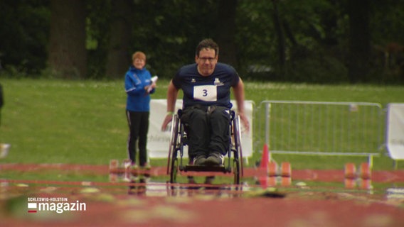 Ein Teilnehmer mit Rollstuhl bei den Special Olympics. © Screenshot 
