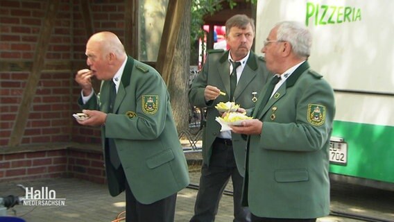 Teilnehmer des Schützenfests in Schapen essen Pommes. © Screenshot 
