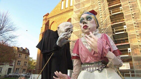 Zwei sehr große Puppen stellen Nosferatu und eine Frau dar. © Screenshot 
