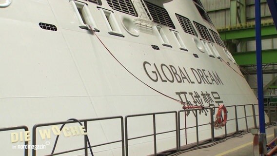 Ein Schiff mit der Aufschrift "Golbal Dream". © Screenshot 