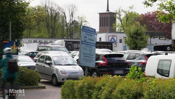 Ein voller Parkplatz. © Screenshot 