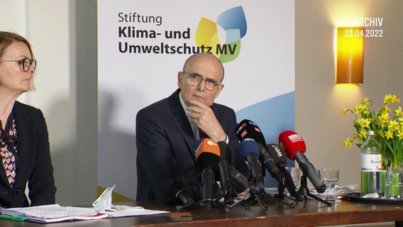 Erwin Sellering, Vorstandsvorsitzender der Stiftung Klima- und Umweltschutz, bei einer Pressekonferenz. (Bild vom 22.04.2022) © Screenshot 