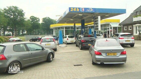PKW mit niederländischem Kennzeichen vor einer Tankstelle. © Screenshot 