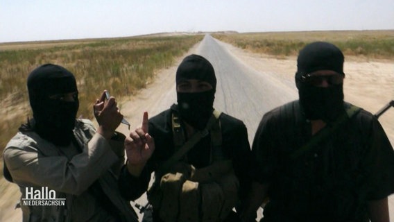 Drei Mitglieder der Terrormiliz "Islamischer Staat". © Screenshot 