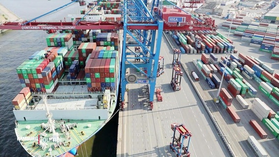 Weitaufnahme eines Containerschiffs am Hafen © Screenshot 