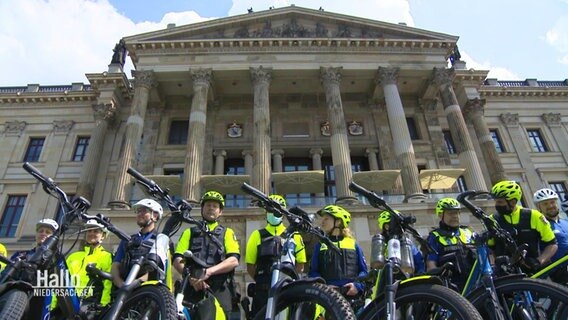 Fahrradpolizisten von verschiedenen Städten in Braunschweig. © Screenshot 