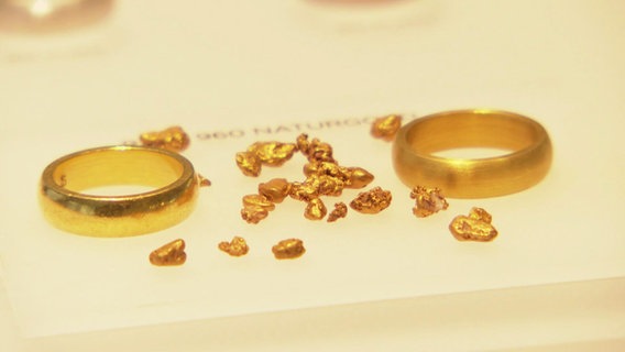 Goldteilchen zwischen goldenen Ringen © Screenshot 