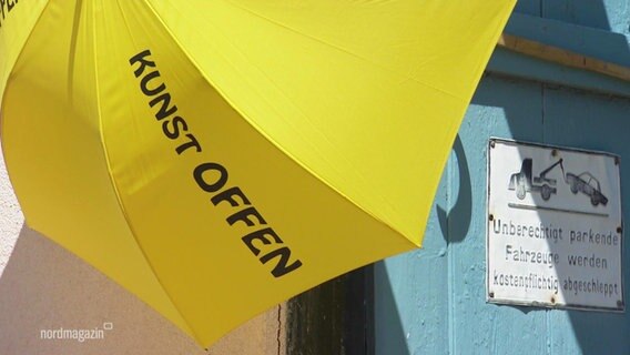 Ein REgenschirm mit der Aufschrift "Kunst offen". © Screenshot 