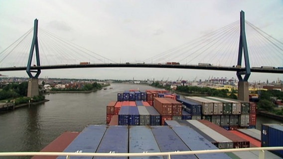 Köhlbrandbrücke aus der Sicht eines Containerschiffs. © NDR 