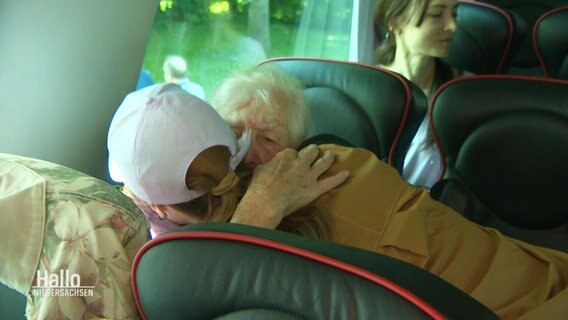 Eine Enkelin verabschiedet ihre Großmutter. © Screenshot 