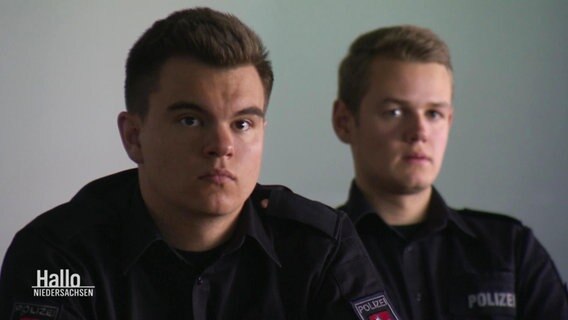 Zwei Polizeischüler im Unterricht. © Screenshot 