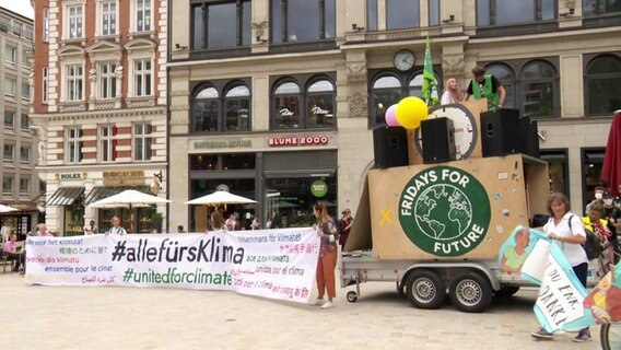 Ein Banner auf der Demonstration "Parents for Future" in Hamburg © Screenshot 