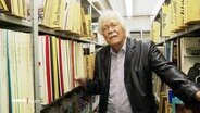 Carlo von Tiedemann in einem Schallplattenarchiv. © Screenshot 