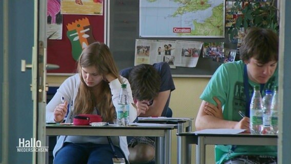Jugendliche während einer Prüfung. © Screenshot 