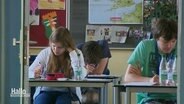 Jugendliche während einer Prüfung. © Screenshot 