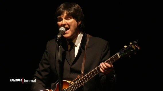 Ein als Musiker der Beatles verkleideter Schauspieler und Musiker. © Screenshot 