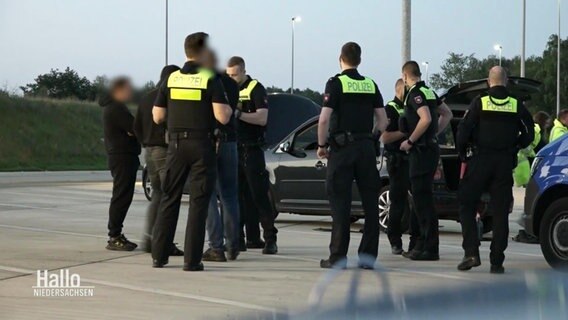 Polizisten bei einer Autokontrolle. © Screenshot 