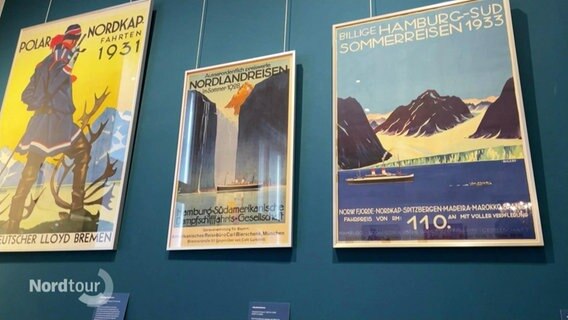 Plakate in einer Ausstellung des Kieler Stadtmuseum zur Geschichte der Kreuzfahrt. © Screenshot 