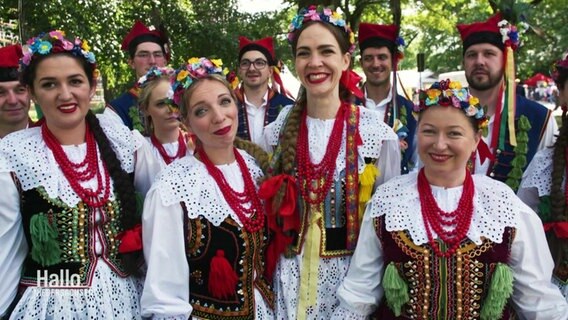 Frauen und Männer in Trachten beim Tag der Niedersachsen. © Screenshot 