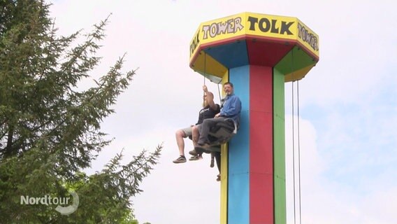 Zwei Erwachsene auf dem Tolk-Tower im Freizeitpark Tolk-Schau. © Screenshot 