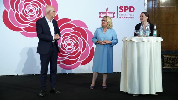 Bundesentwicklungsmnisterin Svenja Schulze (l.) und Bürgermeister Peter Tschentscher bei einem Empfang der SPD-Bürgerschaftsfraktion im Hamburger Rathaus. © Screenshot 