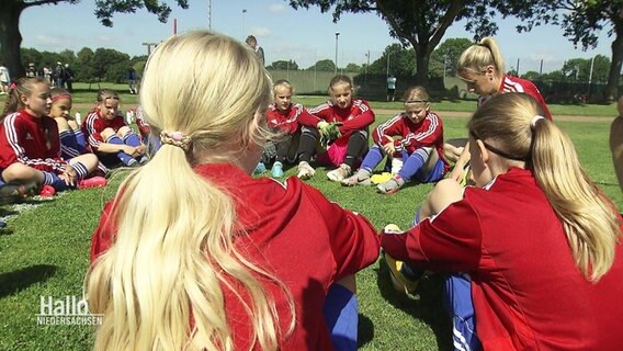 Die U-12-Auswahlmannschaft von Niedersachsen sitzt vor einem Spiel im Kreis und berät sich. © Screenshot 