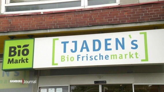 Schild über der Eingangstür von "Tjaden's Bio Frische Markt" © Screenshot 