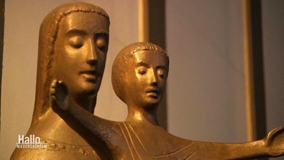 Eine Statue zeigt Maria und Jesus © Screenshot 