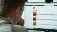 Ein Mann sitzt vor einem Computer © Screenshot 