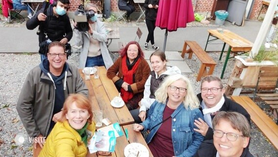 Moderatorin Vera Cordes macht ein Selfie mit einer Selbsthilfegruppe. © Screenshot 